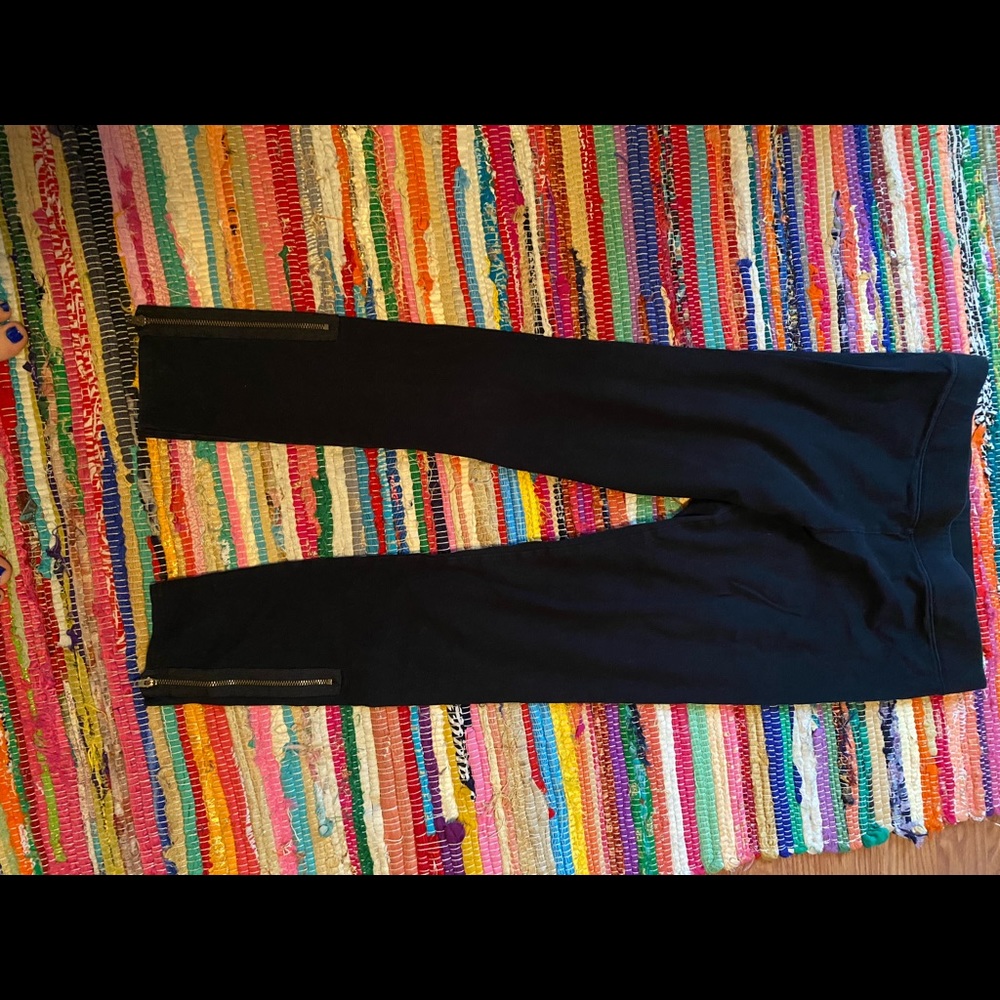 AE BLACK LEGGINGS W GOLD ZIPPER DESIGN